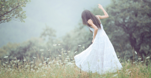 девушка в длинном белом платье на поляне