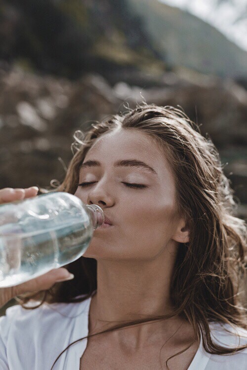 девушка пьет воду из бутылки видно лицо