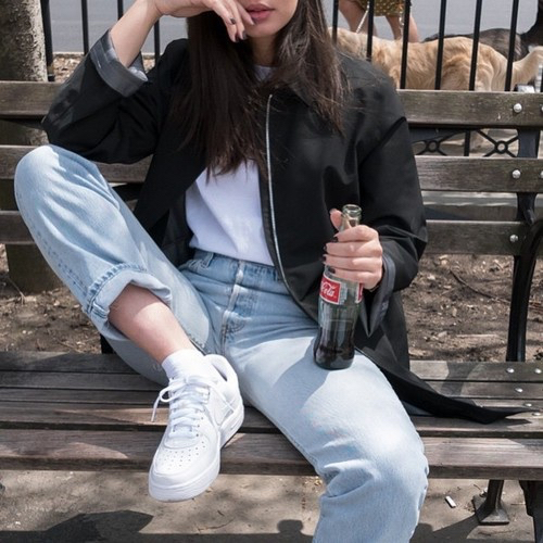 девушка на скамейке сидит с бутылкой кока колы