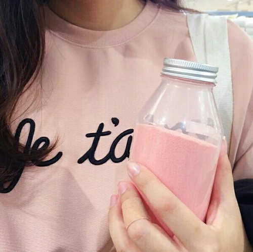 у девушки без лица розовый напиток в бутылке