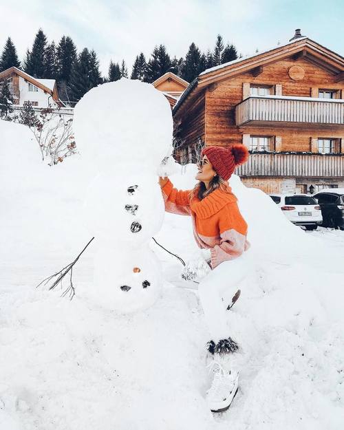 девушка на каникулах слепила снеговика вверх ногами