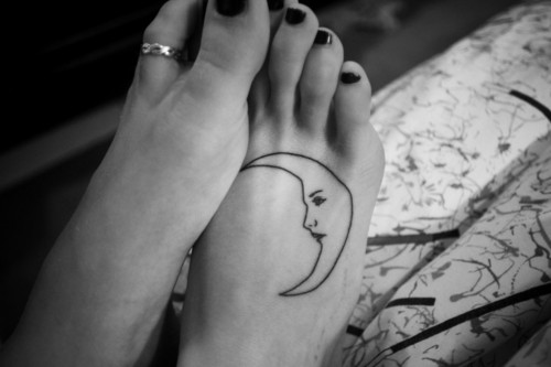 татуировка месяц на ступне и кольцо на указательном пальце ноги