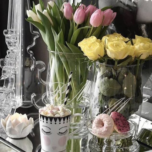 цветы и сладости в прозрачных вазах
