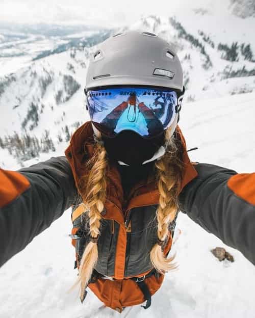 девушка без лица на лыжах