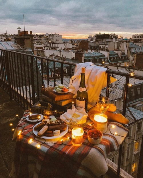 романтический ужин при свечах на крыше с видом на закат
