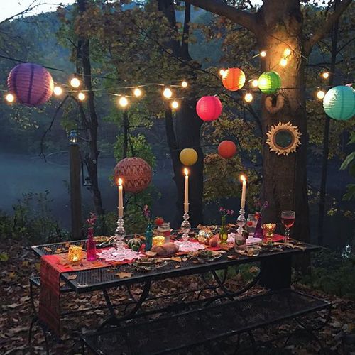 романтический ужин при свечах в осеннем лесу