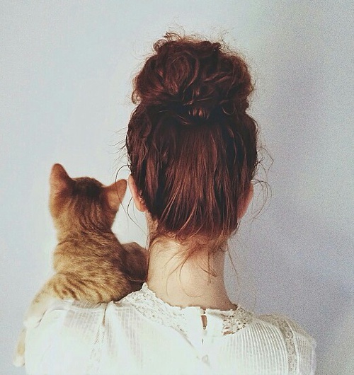 девушка с рыжим котенком со спины без лица