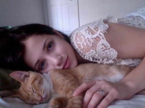 девушка спит с рыжим котом