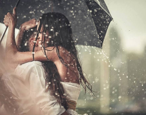 влюбленные кружатся под дождем