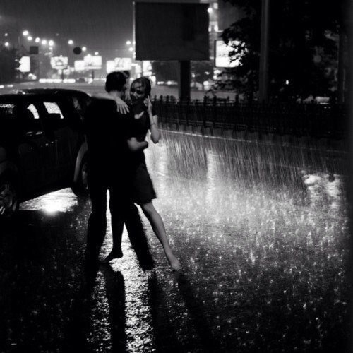 парень переносит девушку над лужами дождя