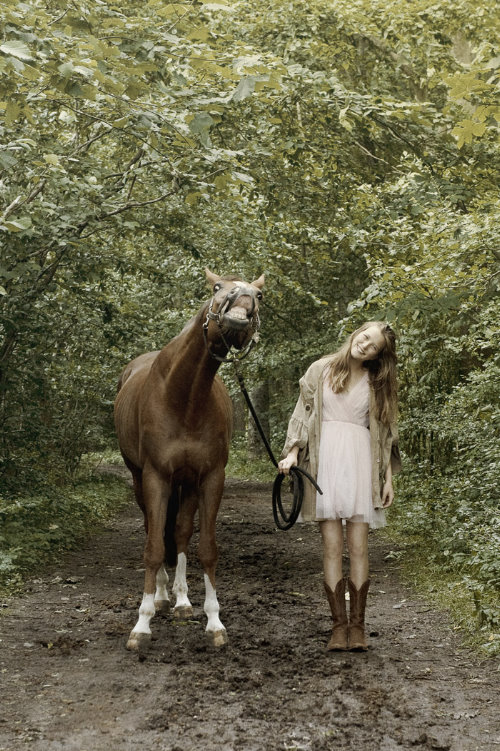 девушка выгуливает лошадку