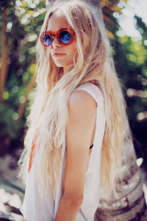 блондинка в солнцезащитных очках в круглой оправе со спины летом в городе