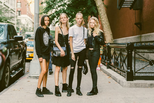 четыре худенькие девушки с острыми коленками на улице города