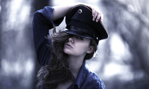 идеи фотосессии для девушек в образе полицейской в фуражке