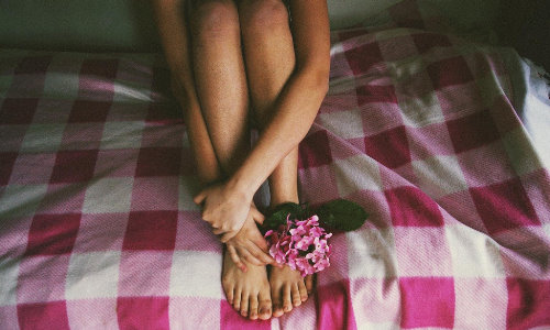 картинки для паблика в vk девушка сидит поджав под себя колени с букетом цветов без лица