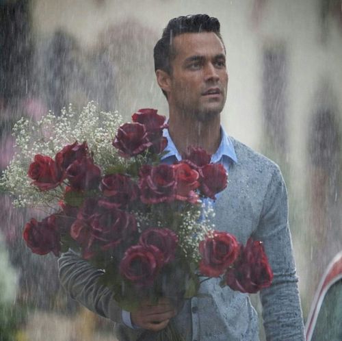 фото парня с букетом роз под дождем для паблика с картинками