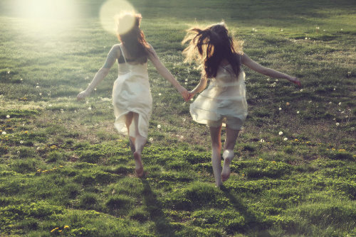 две девушки спиной бегут по траве фото для паблика с цитатами