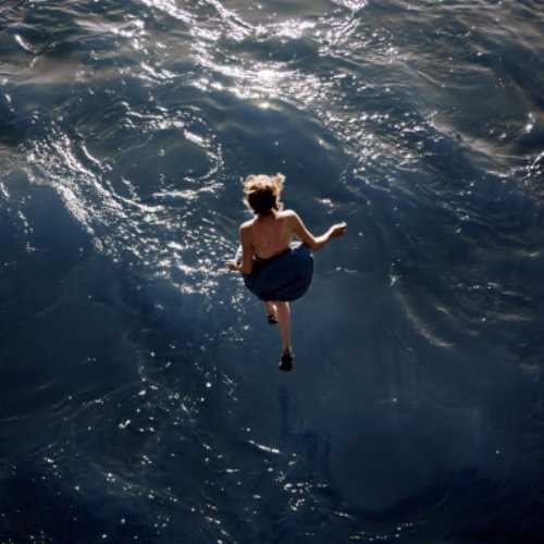 девушка прыгает в воду с высоты картинки для пабликов