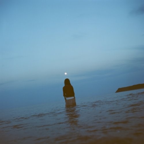 девушка смотрит на полную луну стоя по колени в море картинка для групп, пабликов и страничек