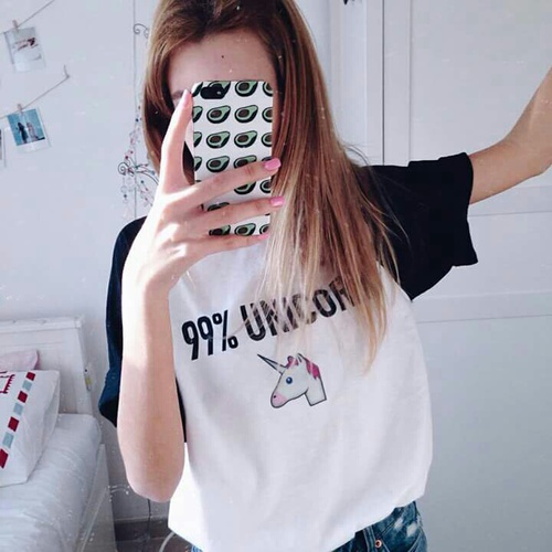 девушка в футболке где написано 99% единорог unicorn