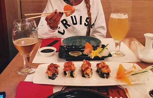 девушка в суши-баре