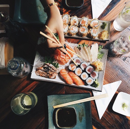 девушка кушает суши вид сверху