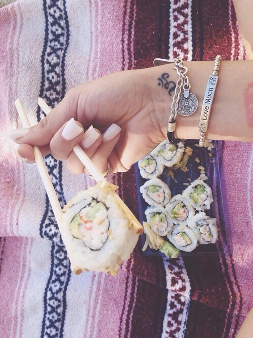 девушка с браслетами кушает суши