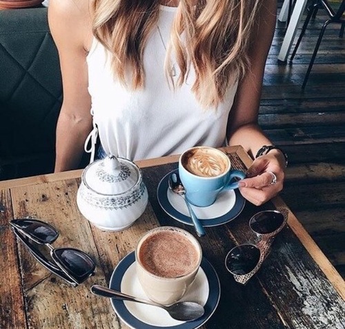девушка в кафе без лица с чашечкой кофе