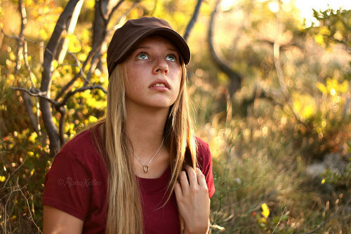 блондинка в лесу в кепке