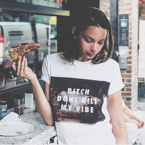 девушка с куском торта в футболке с надписью "Bitch dont kill my vibe"