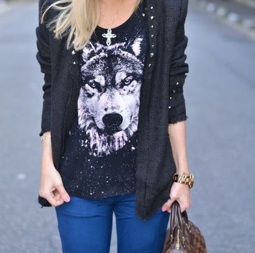 девушка в футболке с волком