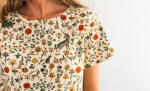 блондинка в футболке с цветами и животными