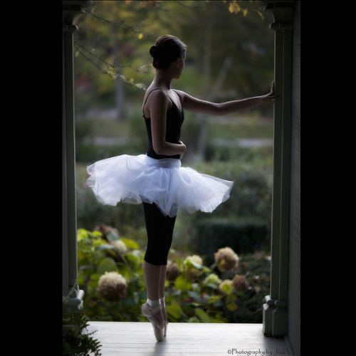 балерина на крыльце
