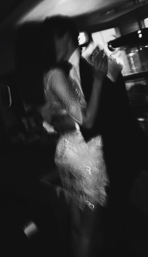 нечеткое фото парня с девушкой танцующих медляк