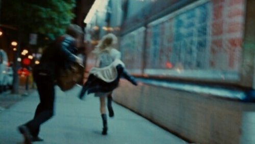 девушка бежит по улице со спины ночной город размазанное фото