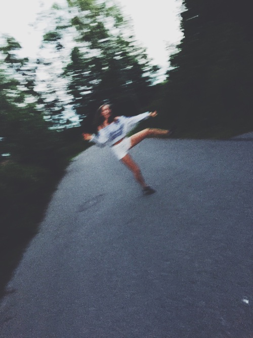 девушка подняла ногу на дороге среди деревьев смазанное фото шевеленка