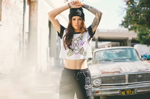 девушка с татуировкой на руке уличный стиль во вдоре идея для фотосъемки
