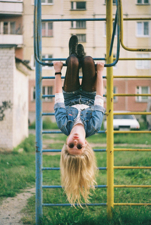 девушка висит вверх ногами на спортивной площадке во дворе идеи для фотосессии подруг