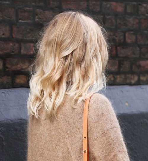 кудрявая блондинка с короткими волосами спиной в пушистом свитере во дворе идеи для фотосъемки