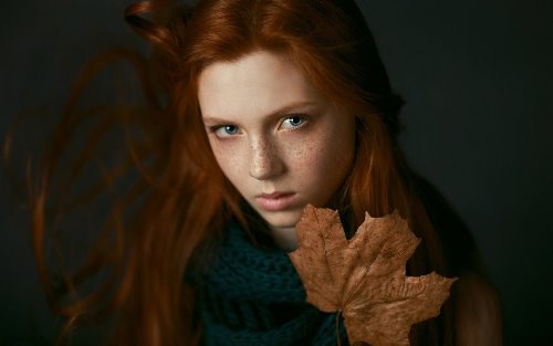 рыжая голубоглазая девушка с кленовым листом