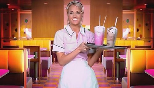 официантка в розовом платье с напитками