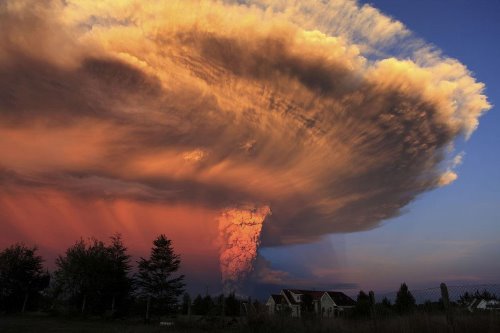 извержение вулкана в небе