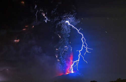 извержение вулкана с молниями
