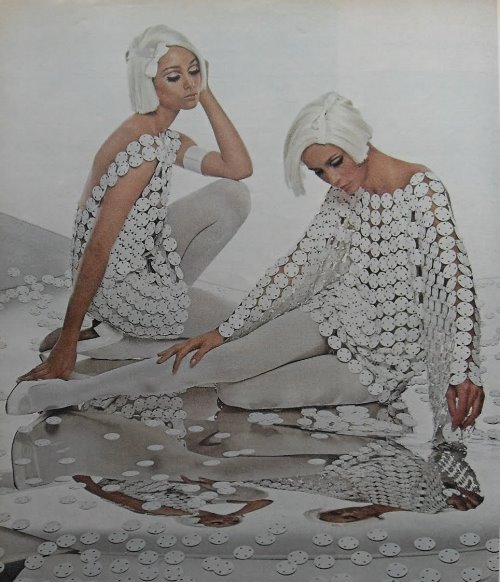 две сестры в белых париках идеи для фото