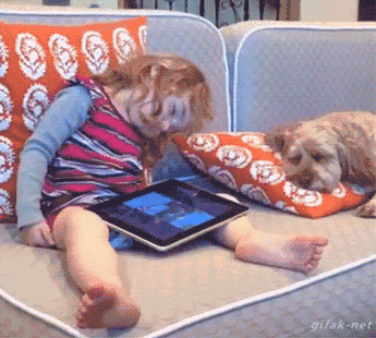 девочка засыпает и на неё лает собака