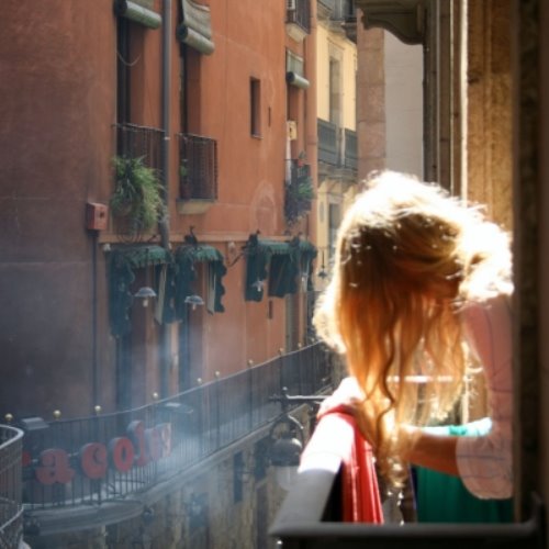 блондинка с солнечными лучами в волосах на балконе