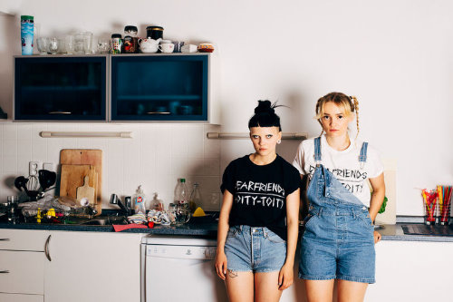 две страшненькие девушки в джинсовых шортах на кухне