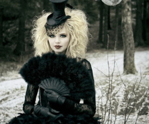 готическая блондинка в зимнем лесу с веером