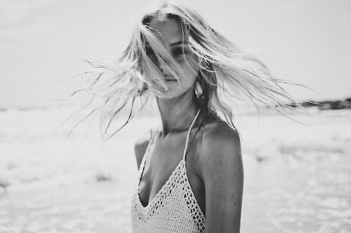 блондинка на море с развевающимися ветром волосами