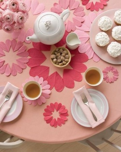 сладкий красивый стол на день влюбленных оформленный в розовых тонах